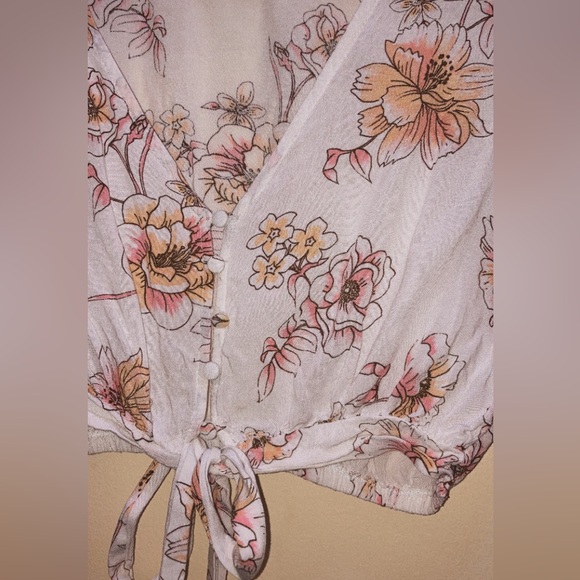 Beach Babe Crop Top 🌸🌊 - Picture 2 of 4